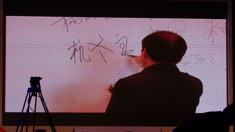 獲選電鍍十佳企業 杭總走紅毯並簽名