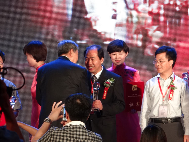 杭總領取十佳獎杯及證書